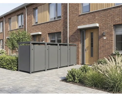 Quatre abris pour poubelles modernes en métal devant une maison en briques avec une allée pavée et des plantes.