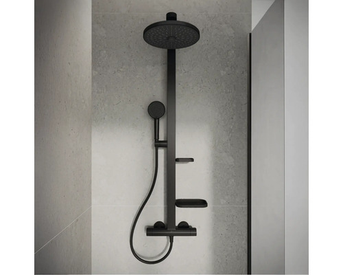 Modernes schwarzes Duschsystem mit runder Regendusche, Handbrause, zwei Ablagen und Thermostatarmatur an einer grauen Wand in Steinoptik.