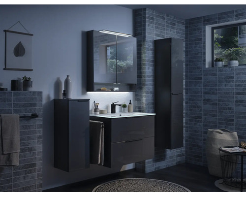 Salle de bains moderne avec meubles gris anthracite : meuble sous-vasque avec lavabo, armoire de toilette éclairée et armoires latérales.
