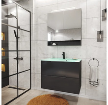 Modernes Badezimmer mit schwarzem Waschtischunterschrank, grünem Glaswaschbecken, Spiegelschrank und begehbarer Dusche mit schwarzem Rahmen.