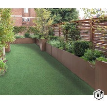 Terrasse de toit moderne avec gazon artificiel, bacs à plantes en métal hauts et une clôture de jardin en bois, avec arbustes et arbres. (Image AI modified or generated)