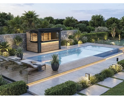 Jardin moderne avec piscine, bar de jardin en bois et métal, chaises longues sur une terrasse en bois et éclairage extérieur intégré.
