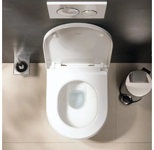 Toilette suspendue avec abattant ouvert vue de dessus, plaque de commande, brosse et poubelle à pédale dans une salle de bains moderne.