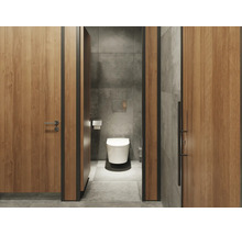 Salle de bains moderne avec WC suspendu, grands carreaux gris aspect pierre et portes en bois avec cadre noir. Design clair et organisé.