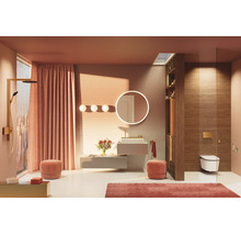Salle de bains moderne avec meuble sous-vasque, miroir rond éclairé, WC suspendu et douche dorée. Panneaux muraux effet bois et fenêtre de toit.