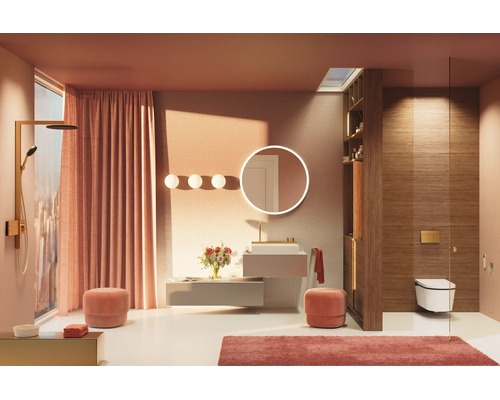 Salle de bains moderne avec meuble sous-vasque, miroir rond éclairé, WC suspendu et douche dorée. Panneaux muraux effet bois et fenêtre de toit.