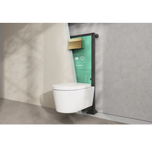 WC suspendu en céramique avec bâti-support pour installation en applique et plaque de déclenchement dorée.