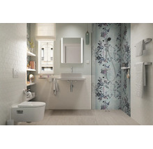 Salle de bains moderne et lumineuse avec douche à l'italienne, carreaux floraux, WC suspendu, lavabo rectangulaire, miroir lumineux et sol aspect bois.