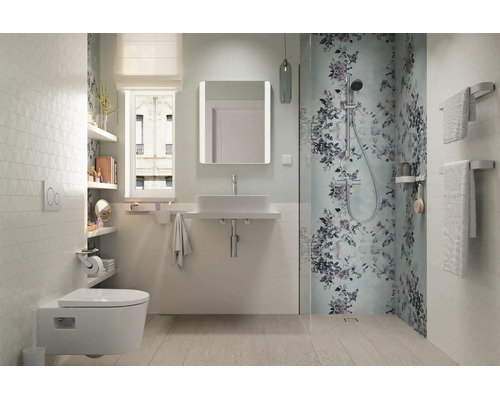 Salle de bains moderne et lumineuse avec douche à l'italienne, carreaux floraux, WC suspendu, lavabo rectangulaire, miroir lumineux et sol aspect bois.