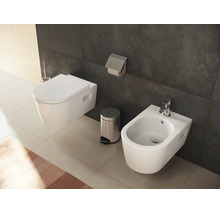 Salle de bains moderne avec WC suspendu, bidet avec robinetterie chromée, poubelle à pédale et porte-rouleau sur carrelage sombre.