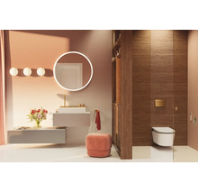 Salle de bain moderne avec miroir LED rond, lavabo suspendu avec robinetterie dorée, WC suspendu et revêtement mural en bois.