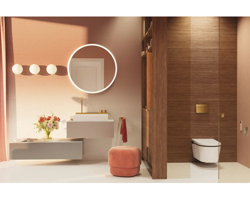 Salle de bain moderne avec miroir LED rond, lavabo suspendu avec robinetterie dorée, WC suspendu et revêtement mural en bois.