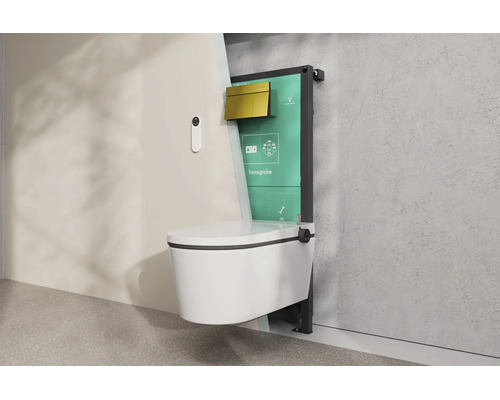 Moderne Wand-WC-Installation im Querschnitt mit weißem Keramik-WC, Hansgrohe Logo auf dem Montageelement und goldfarbener Betätigungsplatte.