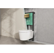 Wand-WC mit hansgrohe Vorwandelement und goldfarbener Betätigungsplatte in einer Einbausituation.