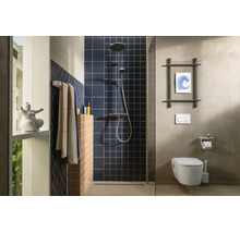 Salle de bains moderne avec carrelage carré bleu dans la douche, toilettes suspendues, colonne de douche et porte-serviettes.