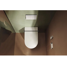 Vue de dessus d'un WC suspendu moderne avec abattant fermé et une plaque de déclenchement rectangulaire.