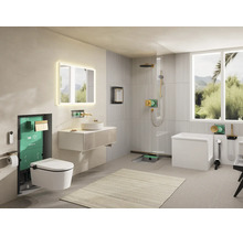 Salle de bains moderne et lumineuse avec Hansgrohe Logo et systèmes d'installation visibles pour toilette suspendue, lavabo, douche et baignoire.