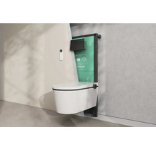 Wand-WC von hansgrohe mit sichtbarem Unterputz-Montageelement, schwarzer Betätigungsplatte und Fernbedienung.