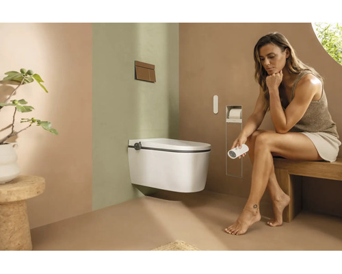 Salle de bains moderne avec toilette douche suspendue, télécommande et décoration minimaliste dans des tons terreux.
