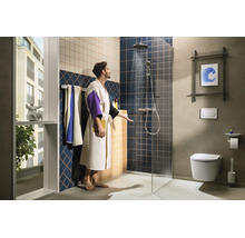 Salle de bains moderne avec douche à l'italienne, pommeau de douche effet pluie, WC suspendu et carrelage bleu et beige.