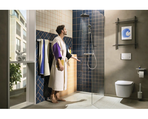 Salle de bains moderne avec douche à l'italienne, pommeau de douche effet pluie, WC suspendu et carrelage bleu et beige.