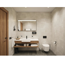 Salle de bains moderne avec meuble sous-vasque en bois, vasque blanche, robinetterie noire, miroir rétroéclairé et WC suspendu sur carrelage clair.