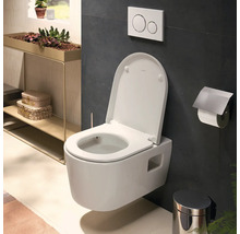 WC suspendu avec abattant ouvert, plaque de déclenchement, porte-rouleau et poubelle dans une salle de bains moderne.
