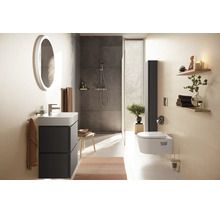 Salle de bains moderne avec meuble sous vasque, miroir rond éclairé, douche à l'italienne et toilette suspendue dans un design clair et ordonné.