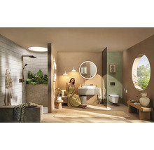Salle de bains moderne et lumineuse avec douche à l'italienne, miroir éclairé rond, toilettes suspendues et matériaux naturels.