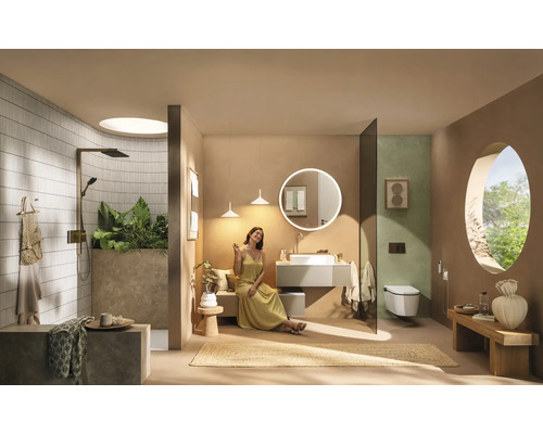 Salle de bains moderne et lumineuse avec douche à l'italienne, miroir éclairé rond, toilettes suspendues et matériaux naturels.
