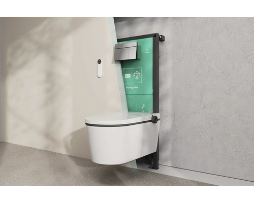 Dusch-Toilett mat Vorwandelement, Hansgrohe Logo, Betätegungsplack an Wandfernsteierung an engem hellen, moderne Buedzëmmer.