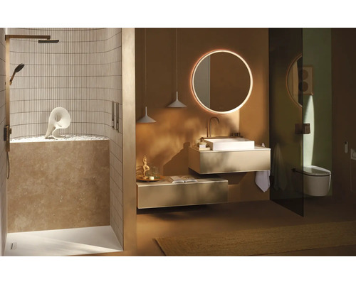 Salle de bains moderne aux tons terre avec douche à l'italienne, meuble sous-vasque suspendu, miroir rond rétroéclairé et WC suspendu.