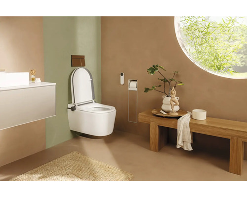 Salle de bains moderne avec WC douche suspendu blanc, banc en bois et fenêtre ronde. Design minimaliste aux tons terreux.