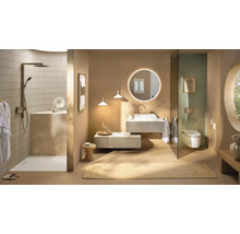 Salle de bains moderne et lumineuse avec douche à l'italienne, meuble sous-vasque suspendu, miroir LED rond et WC suspendu.
