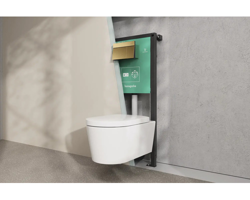 WC suspendu avec bâti-support hansgrohe et plaque de déclenchement dorée en situation de montage.