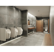 Salle de bains publique moderne avec carrelage mural gris, urinoirs blancs, banc en bois et portes en bois. Design lumineux et spacieux.