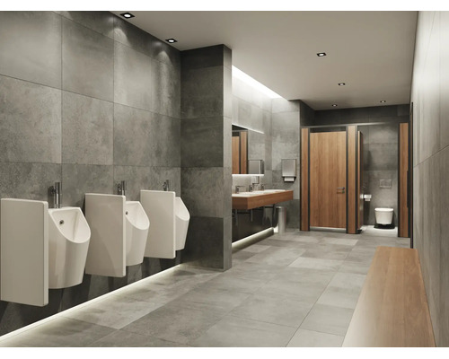 Salle de bains publique moderne avec carrelage mural gris, urinoirs blancs, banc en bois et portes en bois. Design lumineux et spacieux.