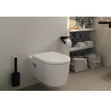 Salle de bains moderne avec WC suspendu blanc, brosse de toilette noire et porte-papier noir devant un mur à motifs.