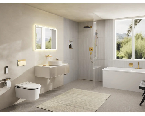Salle de bains moderne et lumineuse avec WC suspendu, meuble vasque, miroir éclairé, douche à l'italienne et baignoire avec robinetterie dorée.