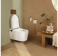 Toilettes douche suspendues avec télécommande, plaque de déclenchement, banc en bois et porte-papier toilette intégré dans une salle de bains.