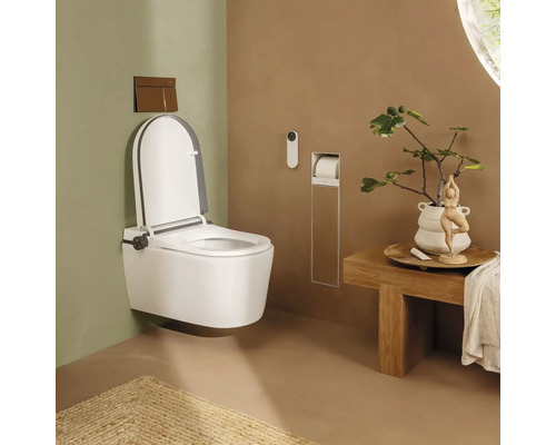 Toilettes douche suspendues avec télécommande, plaque de déclenchement, banc en bois et porte-papier toilette intégré dans une salle de bains.