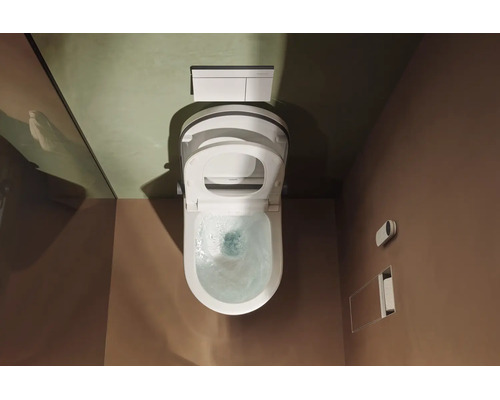Toilette douche suspendue moderne avec couvercle ouvert et tourbillon d'eau dans la cuvette, plaque de déclenchement et télécommande incluses.
