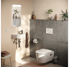 Toilettes d'invités modernes avec toilette suspendue, petit lavabo, miroir éclairé et carrelage mural gris foncé.