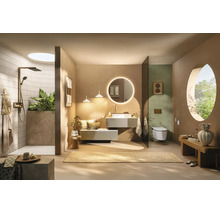 Salle de bain moderne avec douche à l'italienne, miroir rond lumineux, WC suspendu, banc en bois et grande fenêtre circulaire.