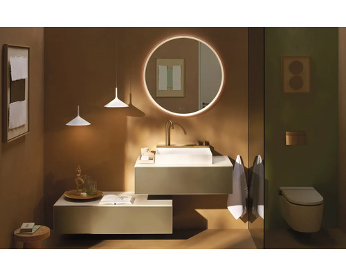 Salle de bains moderne et organisée avec miroir LED rond, vasque à poser blanche sur meuble suspendu et WC suspendu.