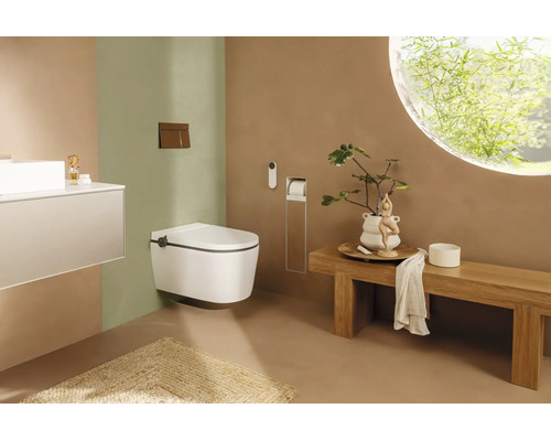 Salle de bain moderne avec une toilette douche suspendue, un banc en bois et une fenêtre circulaire.