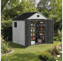 Gartenhaus mit offener Doppeltür und Innenregalen, aufgestellt in einem grünen Garten, ideal zur Aufbewahrung von Gartengeräten und Pflanzen.