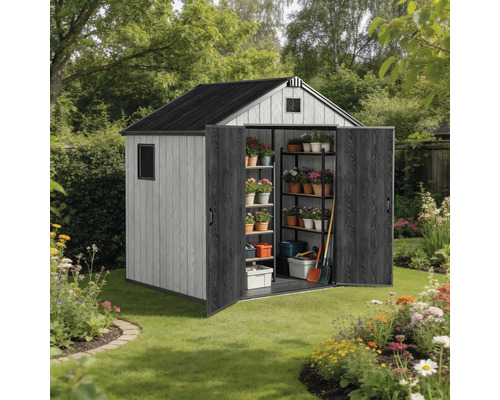 Gartenhaus mit offener Doppeltür und Innenregalen, aufgestellt in einem grünen Garten, ideal zur Aufbewahrung von Gartengeräten und Pflanzen.