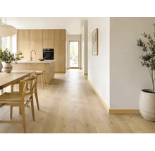 Cuisine et salle à manger modernes avec parquet en bois clair, armoires en bois assorties et îlot central. Lumineux, spacieux et minimaliste.