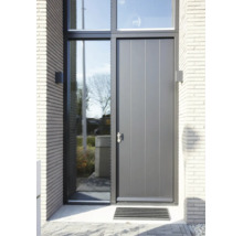 Porte d'entrée moderne gris anthracite avec rainures verticales, partie latérale vitrée et imposte, installée dans une façade en briques claires.